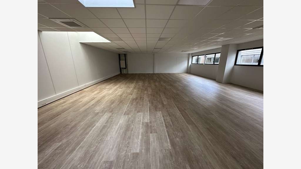 Bureaux de 344m² à louer à Rillieux la Pape (69)
