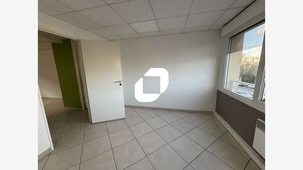 A louer Bureaux 112m² Ris orangis