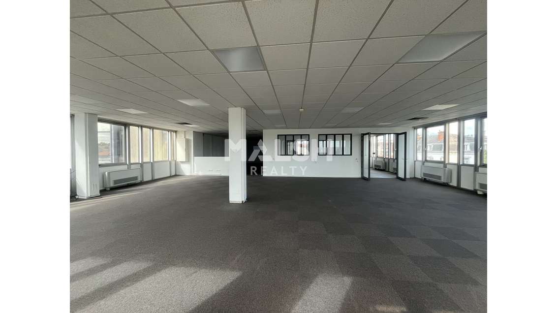 Plateau de bureaux 365m² lumineux à louer à Roanne
