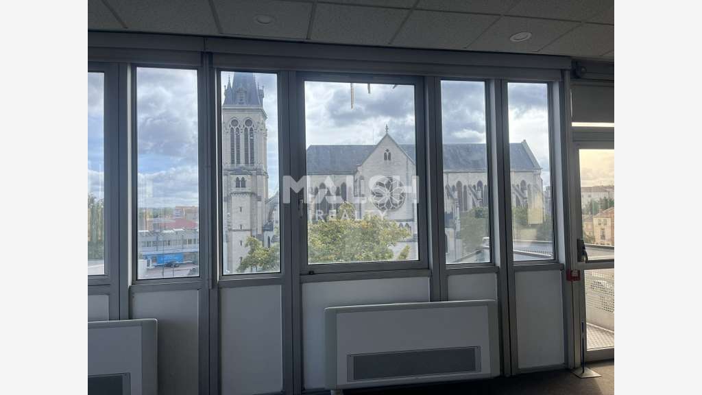 Plateau de bureaux 365m² lumineux à louer à Roanne