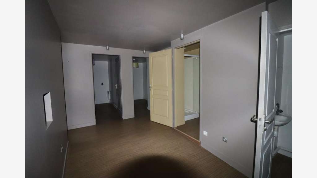 Ensemble 7 bureaux RDC louer à Rochefort (17)