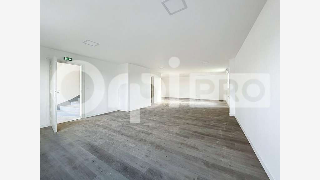 Bureaux 86m² avec parking à louer à Rochy-Condé