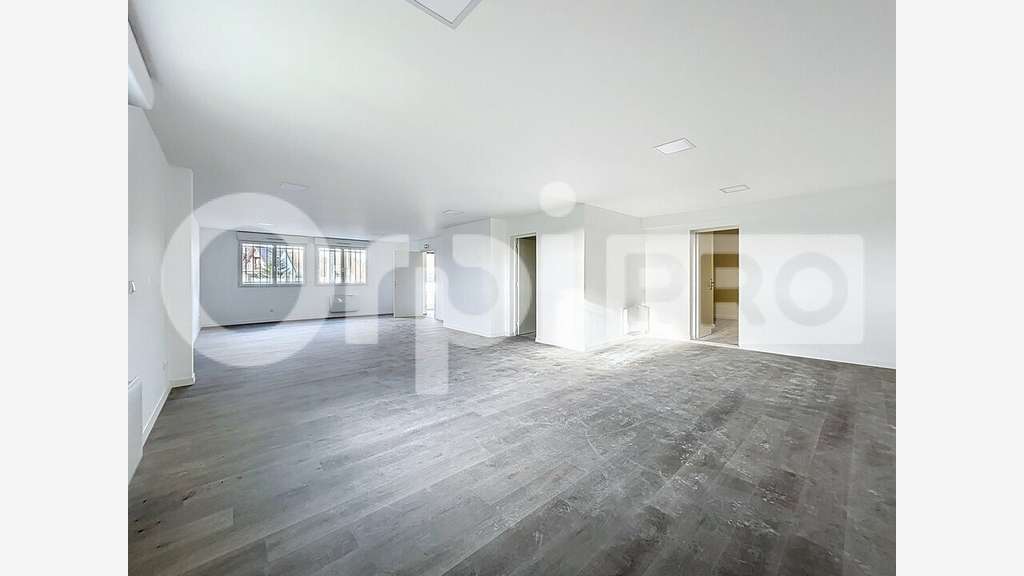 Bureaux 86m² avec parking à louer à Rochy-Condé