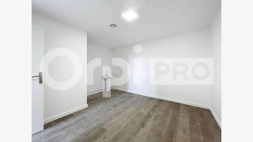 Bureaux 86m² avec parking à louer à Rochy-Condé