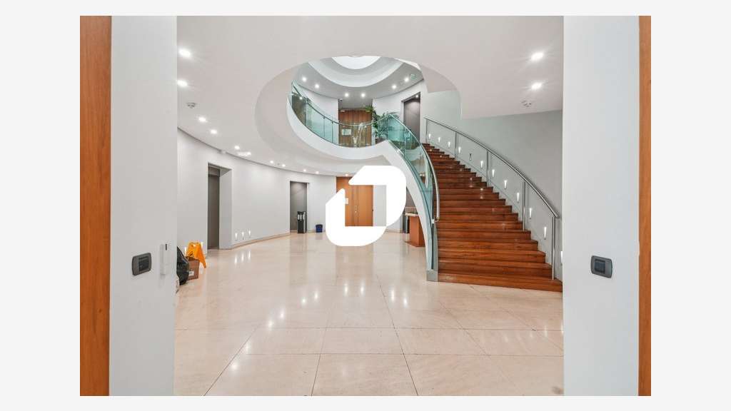 A louer Bureaux 639m² Roissy en france