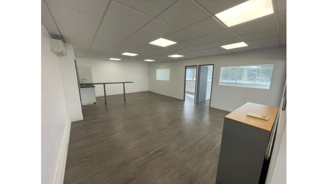 Beau local de bureaux 93m² ZI Rousset Parc Club