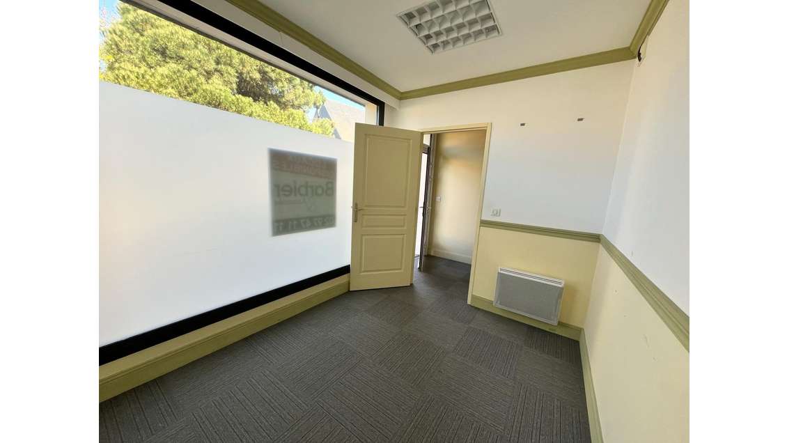 Bureaux centre bourg très bonne visibilité St-Avé