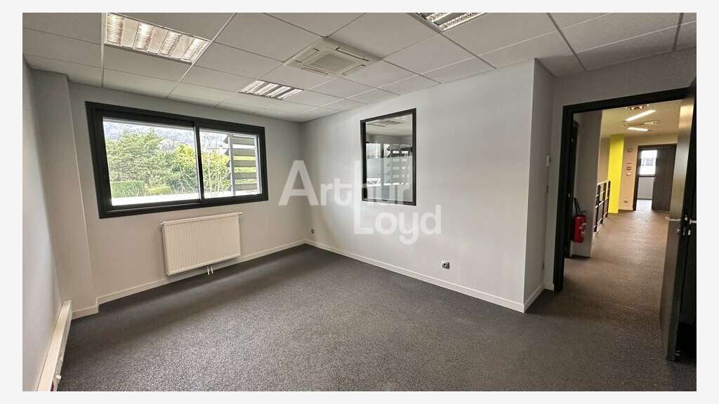 Bureau 200m² R+1 à louer à Saint-Baldoph