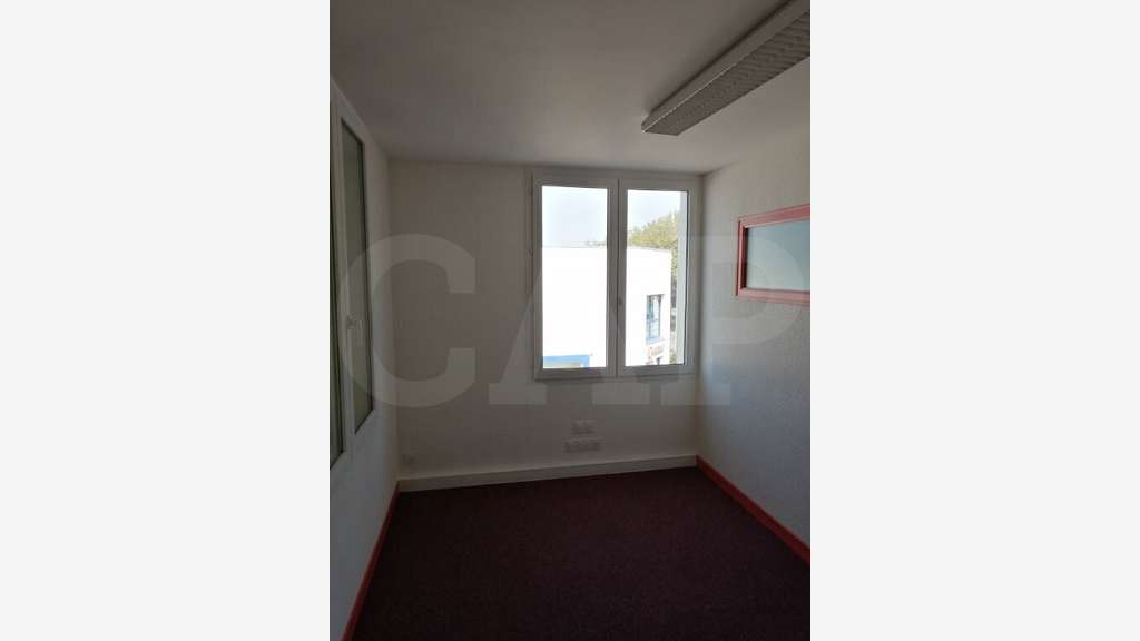 A louer bureaux 77m² à Saint-Brieuc D700 / N12