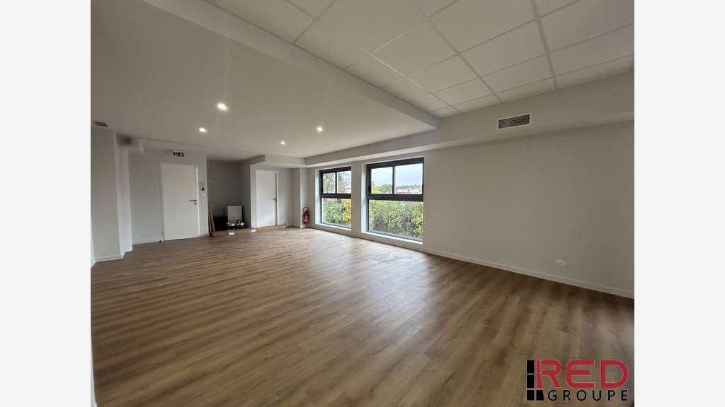 A louer bureau 67m² rénové en R+1 à Saint-Cannat