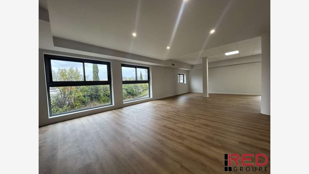 A louer bureau 67m² rénové en R+1 à Saint-Cannat