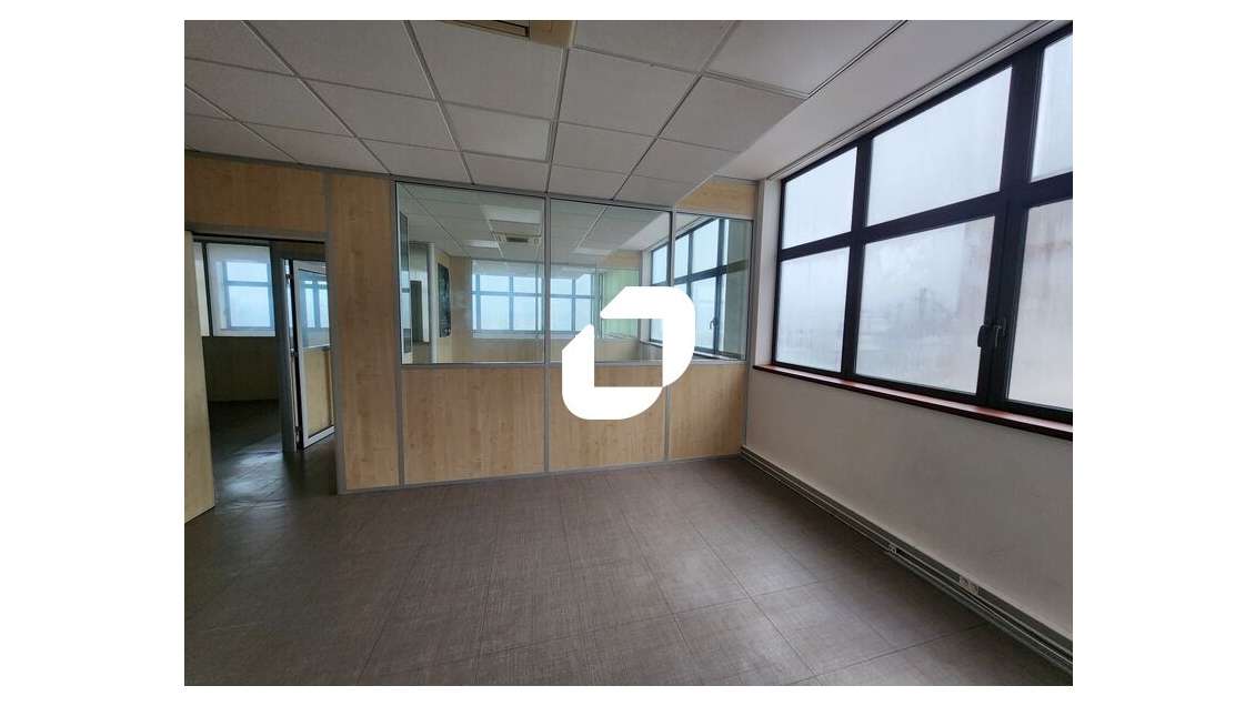 A louer Bureaux 618m² Saint cyr l'ecole