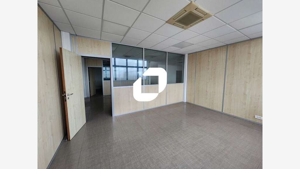 A louer Bureaux 618m² Saint cyr l'ecole