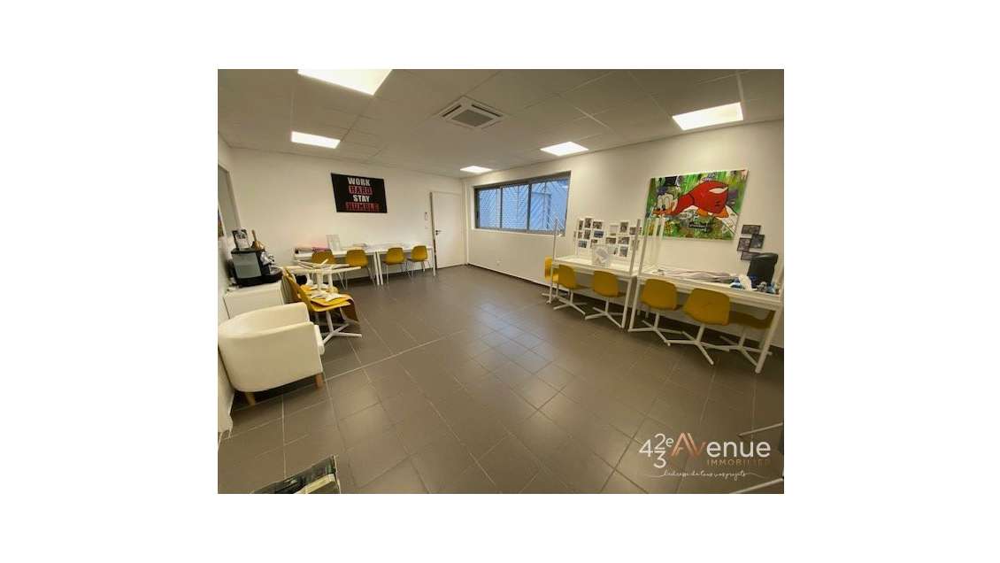 Bureau 50m² RDC à louer à St Etienne Méons/ZI