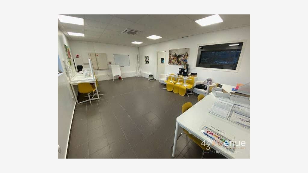 Bureau 50m² RDC à louer à St Etienne Méons/ZI
