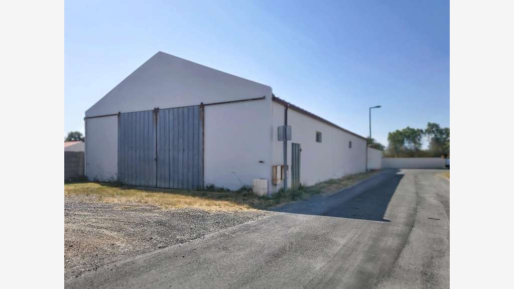 Hangar à louer prox Saint-Etienne-Mer-Morte centre