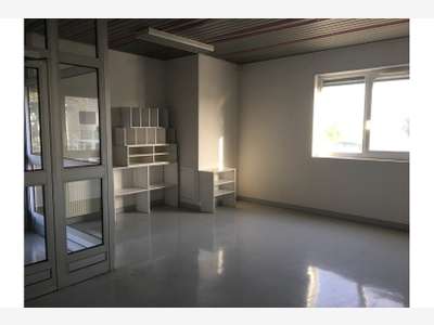 À louer – Bureau de 1400 m² à Saint-Florent-sur Ch