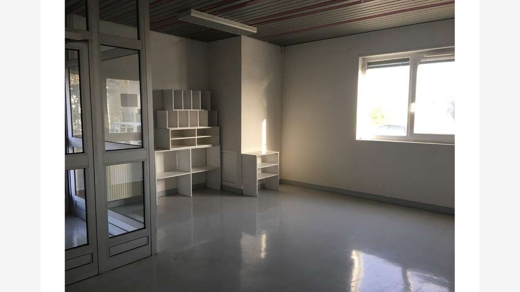 À louer – Bureau de 1400 m² à Saint-Florent-sur Ch