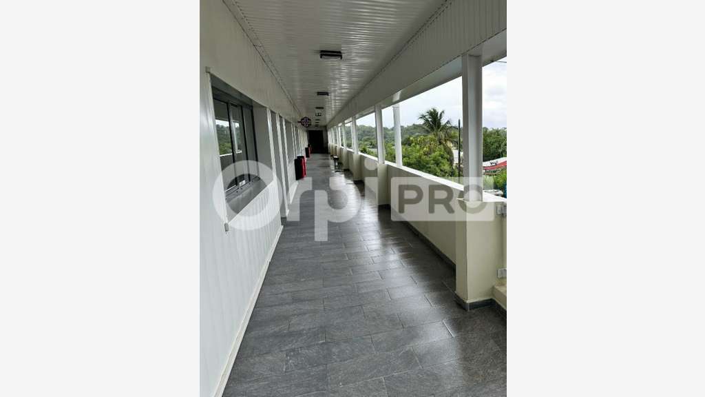 Bureau 168m² livré brut à louer à Saint-François