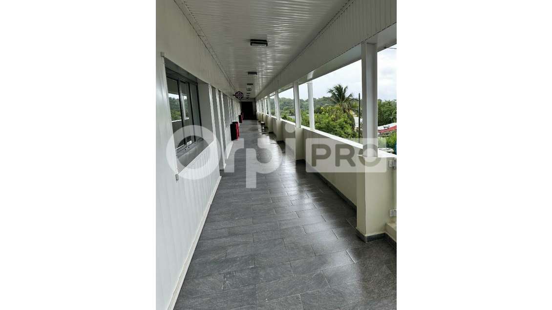 Bureau 168m² livré brut à louer à Saint-François