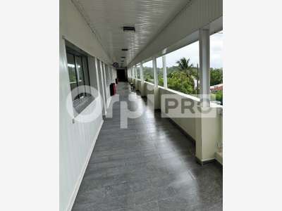 Bureau 168m² livré brut à louer à Saint-François