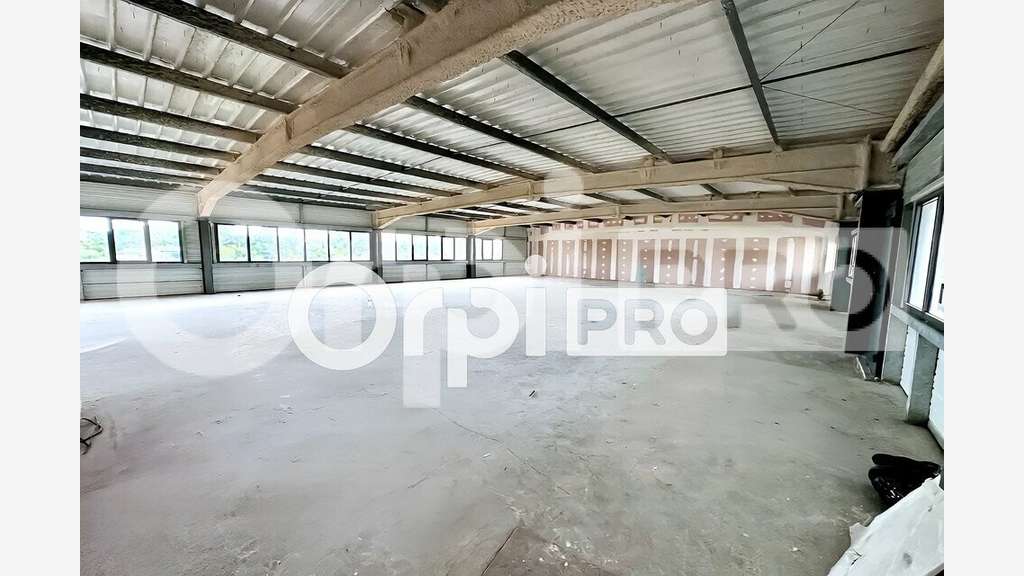 Bureau 168m² livré brut à louer à Saint-François