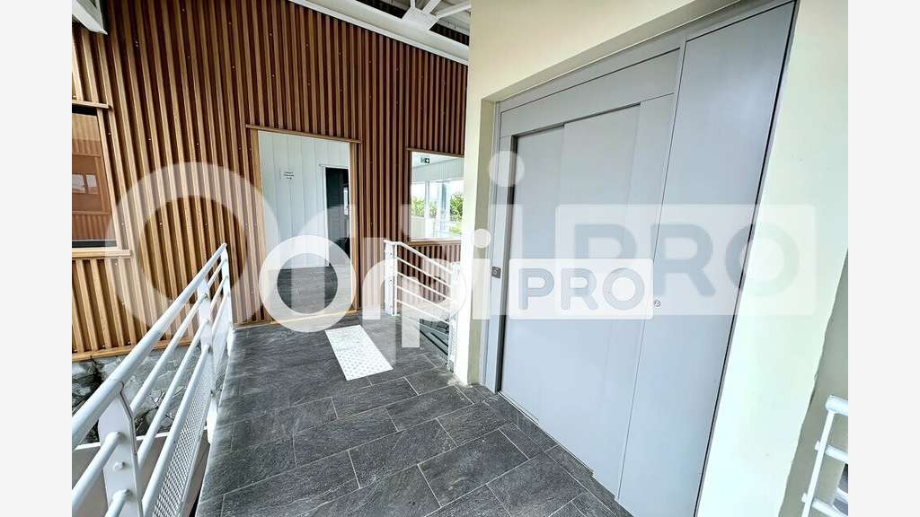 Bureau 317m² livré brut à louer à Saint-François