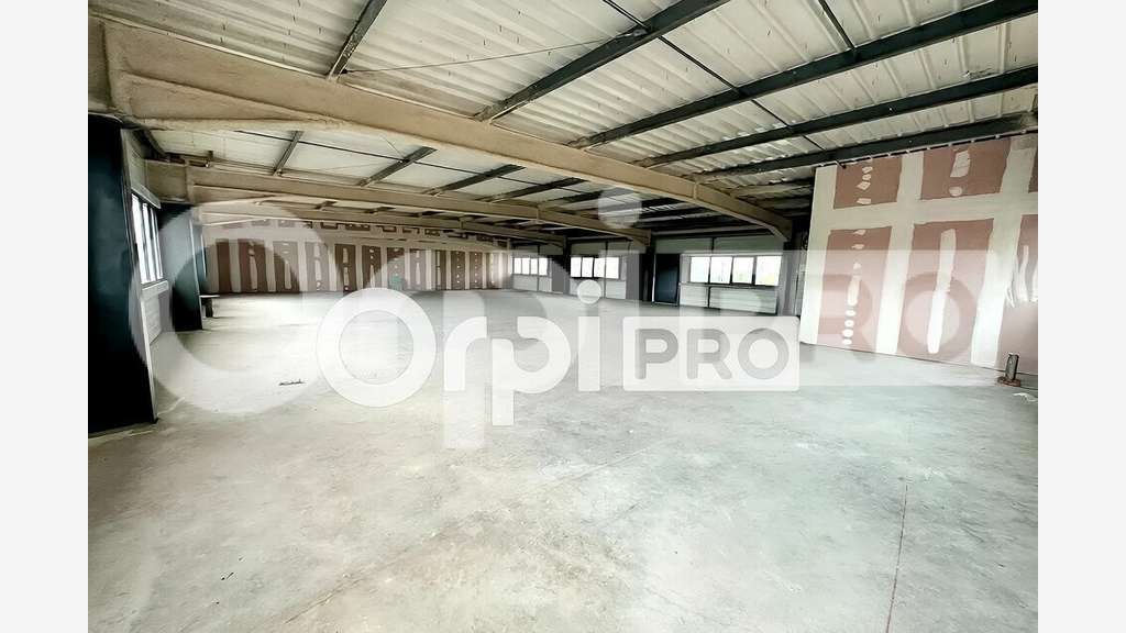 Bureau 317m² livré brut à louer à Saint-François