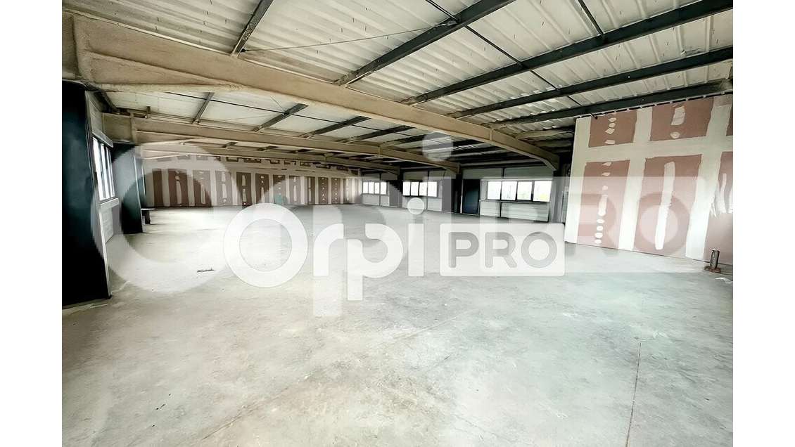 Bureau 317m² livré brut à louer à Saint-François