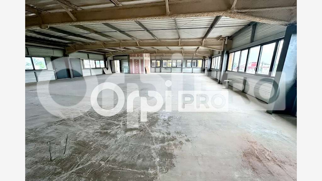Bureau 317m² livré brut à louer à Saint-François