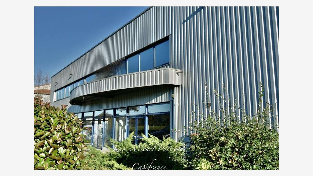 A louer entrepôt et bureaux 2400m² à Saint Gaudens