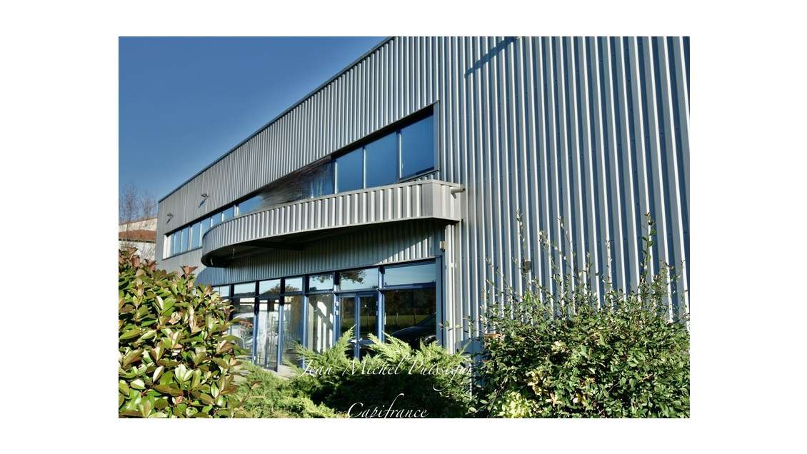 A louer entrepôt et bureaux 2400m² à Saint Gaudens