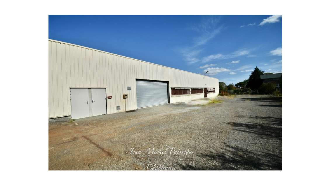 A louer entrepôt et bureaux 2400m² à Saint Gaudens