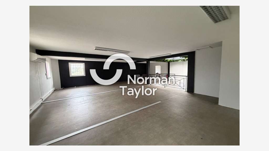 Locaux mixtes 264m² à louer à Saint-Gély-du-Fesc