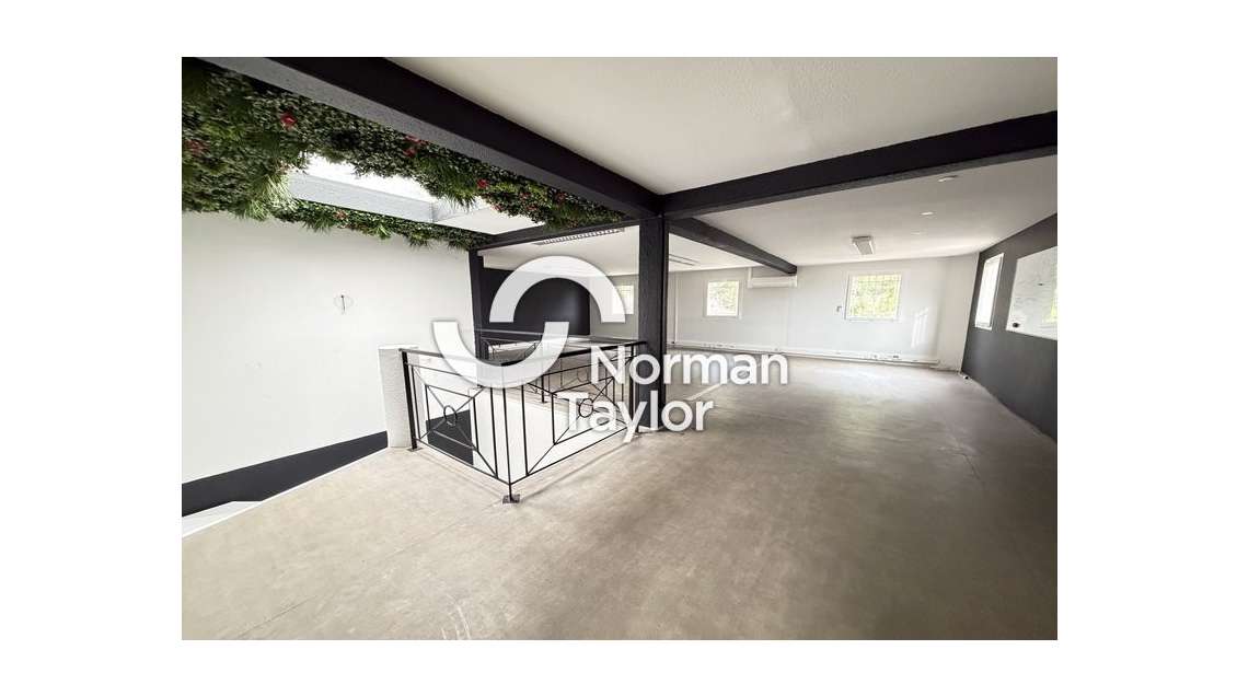 Locaux mixtes 264m² à louer à Saint-Gély-du-Fesc