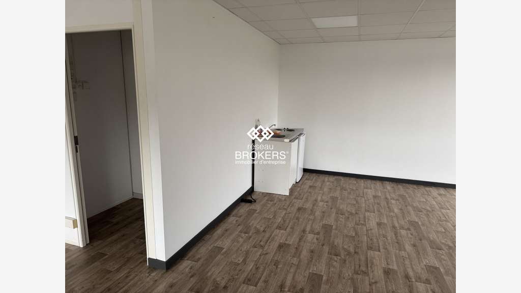 A louer bureaux lumineux rénovés St-Genis RD342