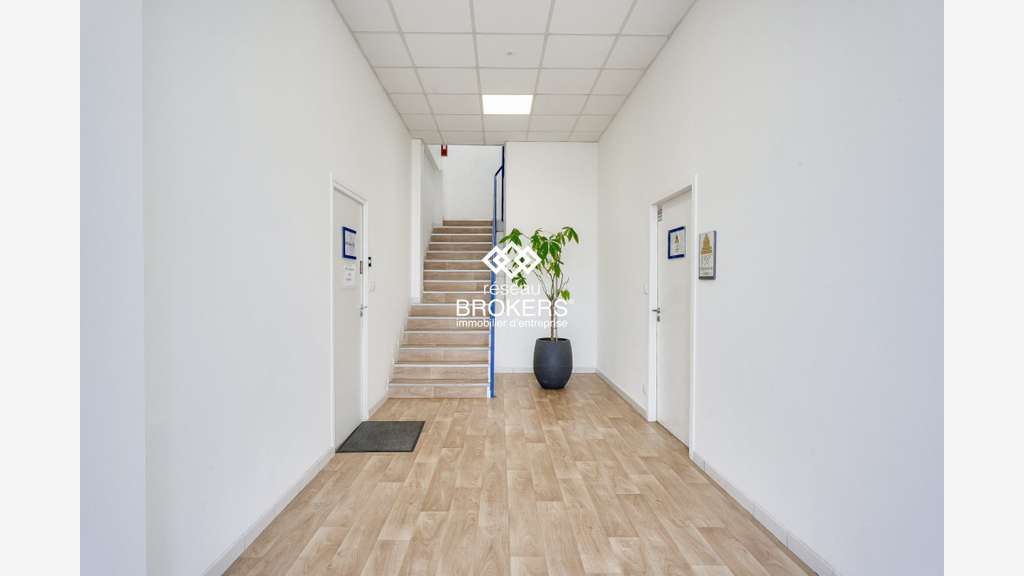 A louer bureaux lumineux rénovés St-Genis RD342