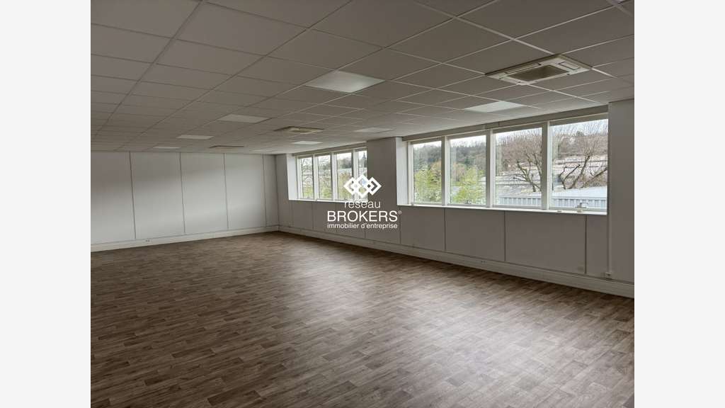 A louer bureaux lumineux rénovés St-Genis RD342