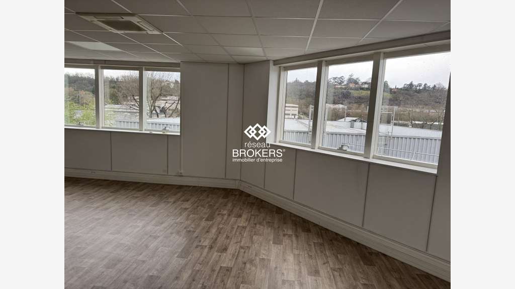 A louer bureaux lumineux rénovés St-Genis RD342