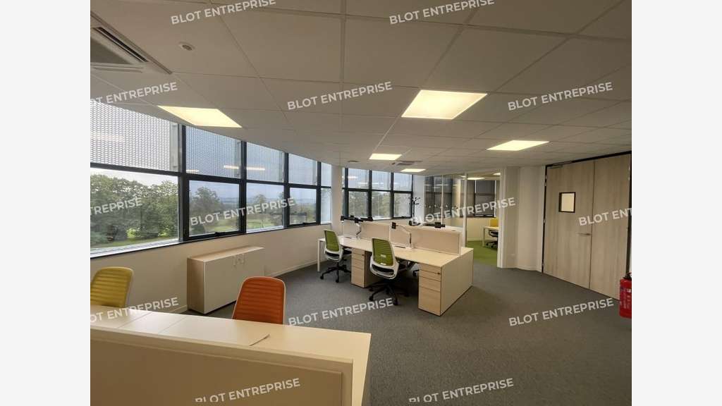 A louer bureaux rénovés 780m² à Saint-Gérand