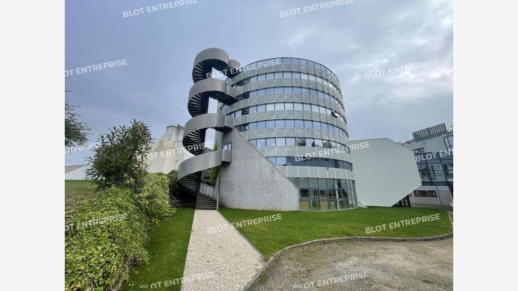 A louer bureaux rénovés 780m² à Saint-Gérand