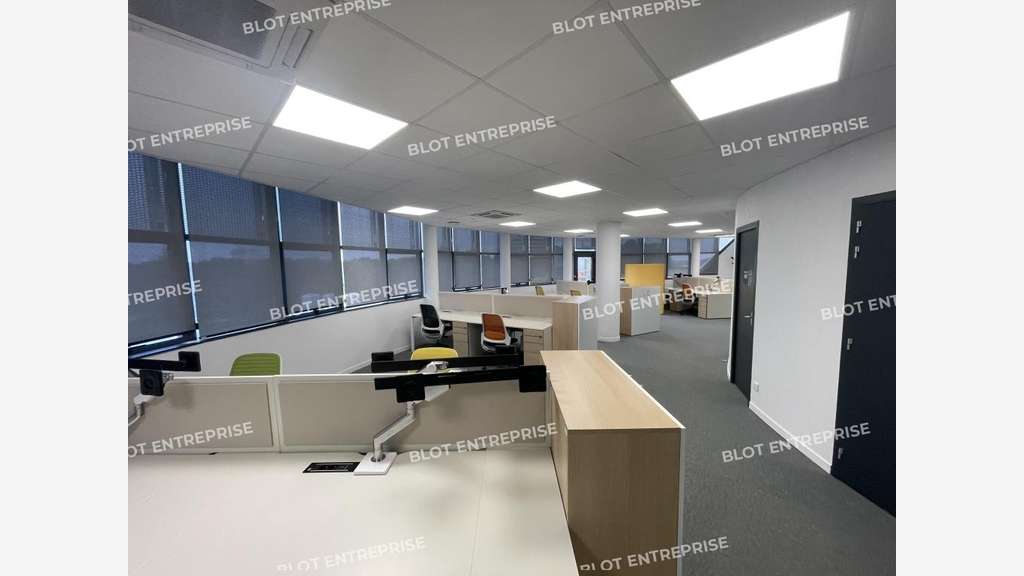 A louer bureaux rénovés 780m² à Saint-Gérand