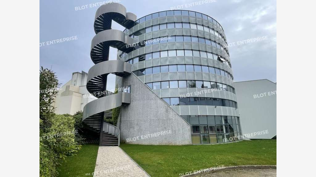 A louer bureaux rénovés 780m² à Saint-Gérand