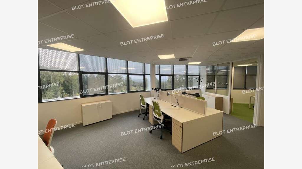 A louer bureaux rénovés 780m² à Saint-Gérand