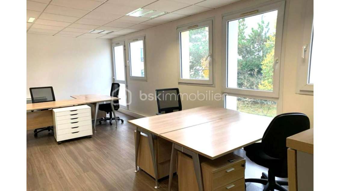 Bureaux récents 85m² meublés avec parking à louer