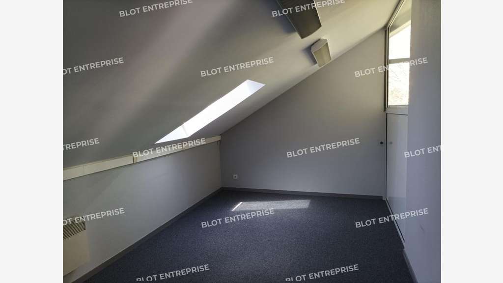 A louer bâtiment indépendant 646m² à St-Grégoire