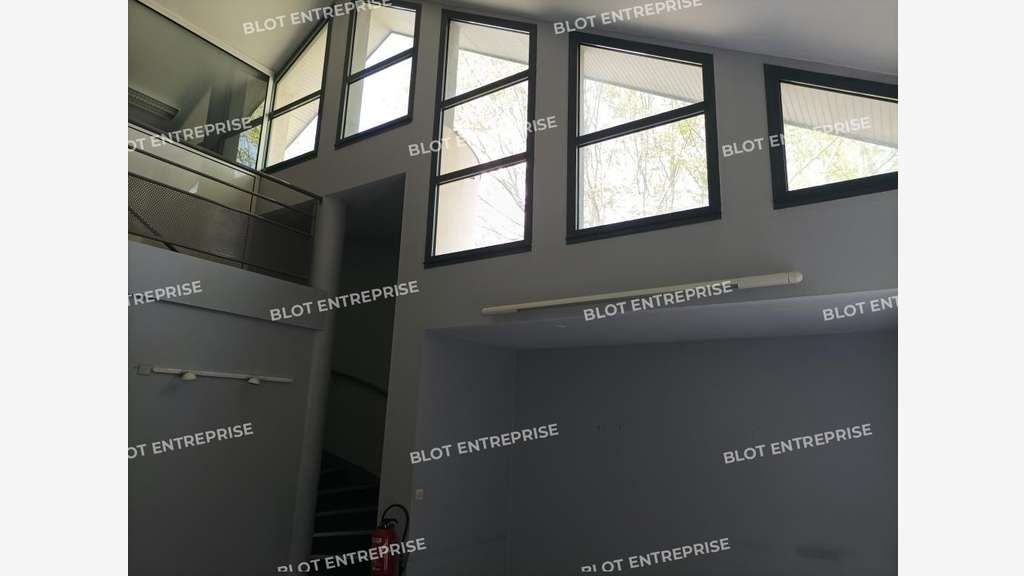 A louer bâtiment indépendant 646m² à St-Grégoire