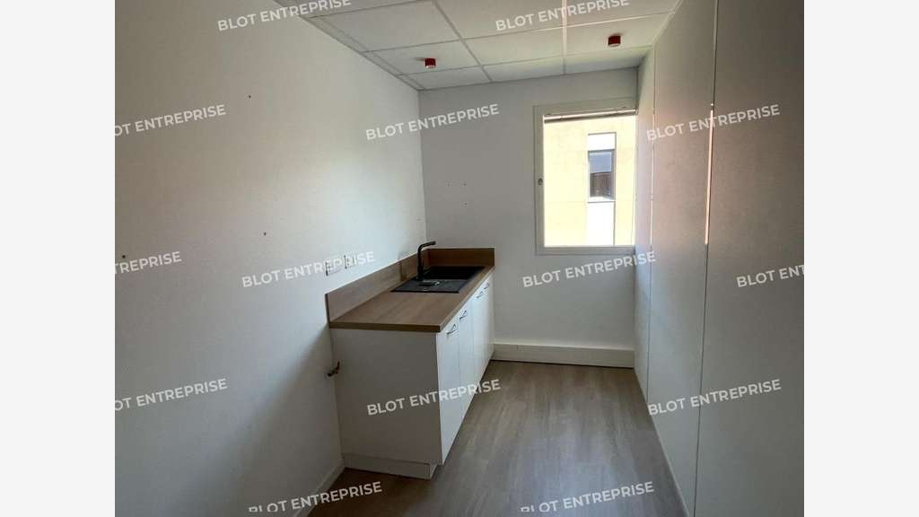 A louer bureaux 279m² R+1 à Rennes Nord