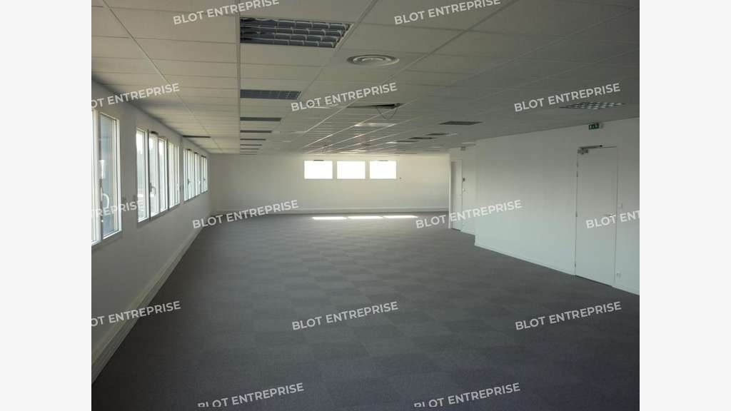 A LOUER - BUREAUX 221 m² - ST GREGOIRE
