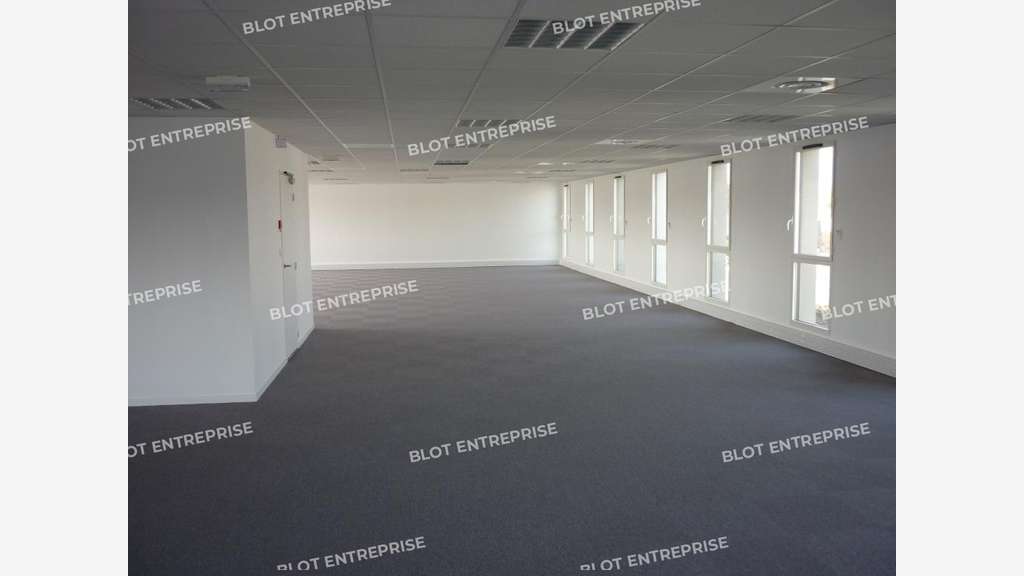 A LOUER - BUREAUX 221 m² - ST GREGOIRE